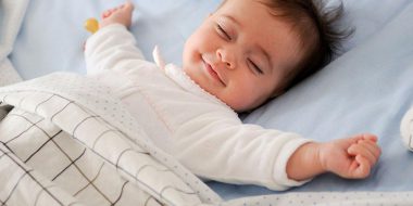 Bật mí cho các ông bố bà mẹ kinh nghiệm chọn mua nệm cao su cho trẻ sơ sinh